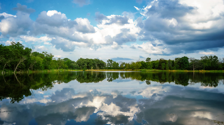 A Walkable Village Between Chicago and Milwaukee Offers Lake Access and Vintage Charm