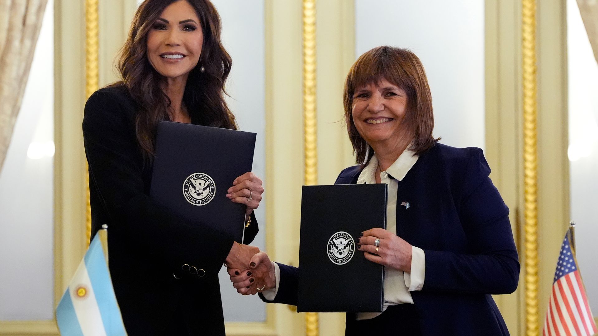 Trump Administration References Milei in Push for Visa-Free Travel for Argentinians