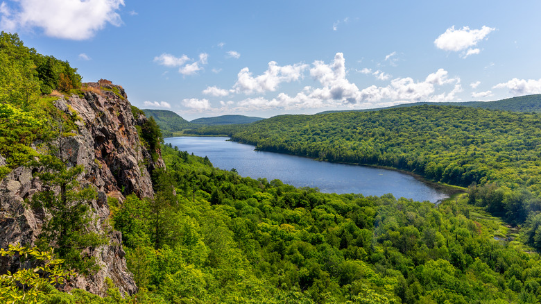 Michigan’s Secret Lake Superior Village Offers a Storybook Lighthouse, Quiet Shores, and Wild Beauty