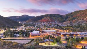 11 Top U.S. Mountain Towns for Stunning Fall Views