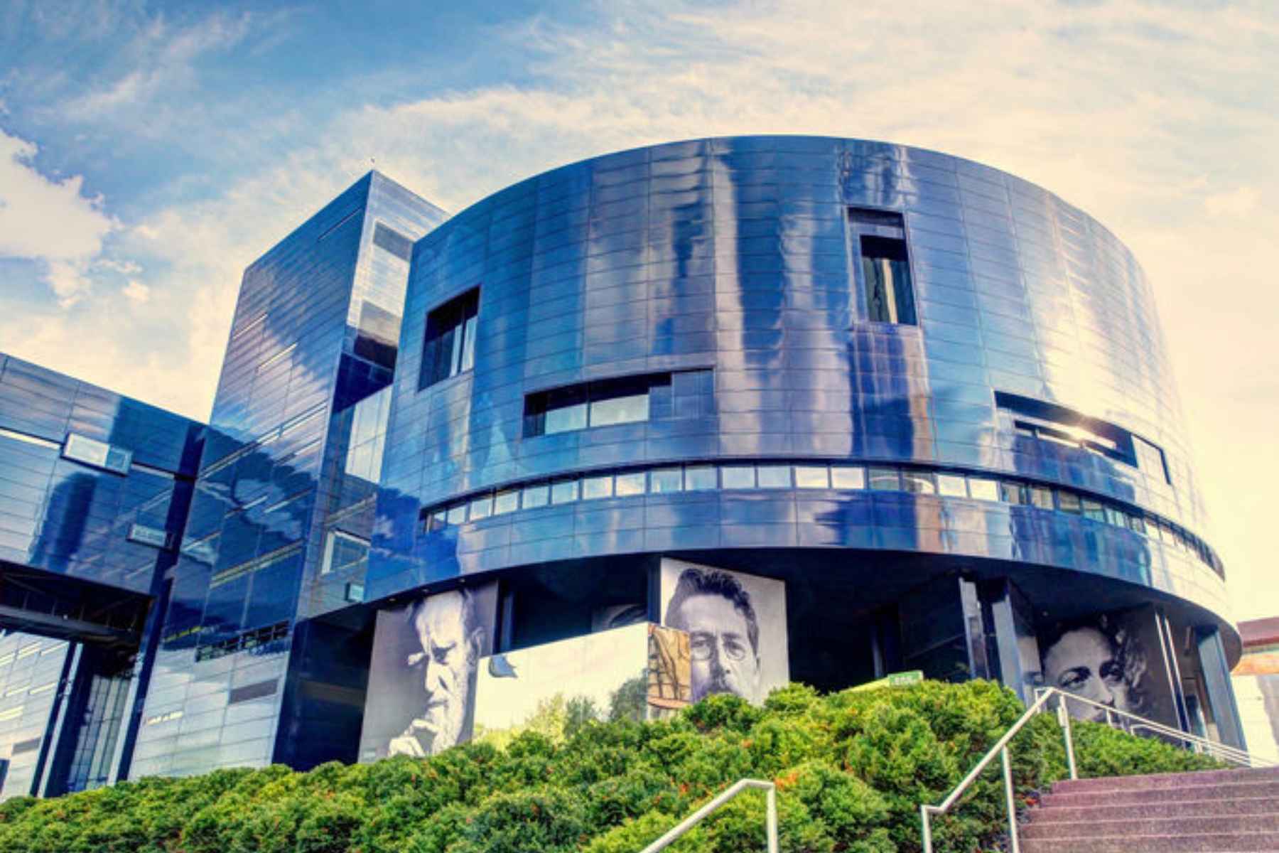 Explore Minneapolis on a Guided Tour of Streets and Skyways