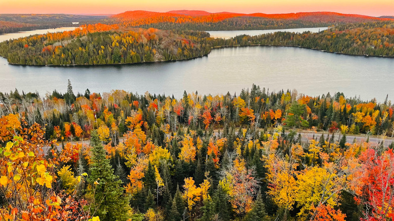 A Hidden Gem: Minnesota’s Fall Drive Along Lake Superior’s Golden Towns and Waterfalls