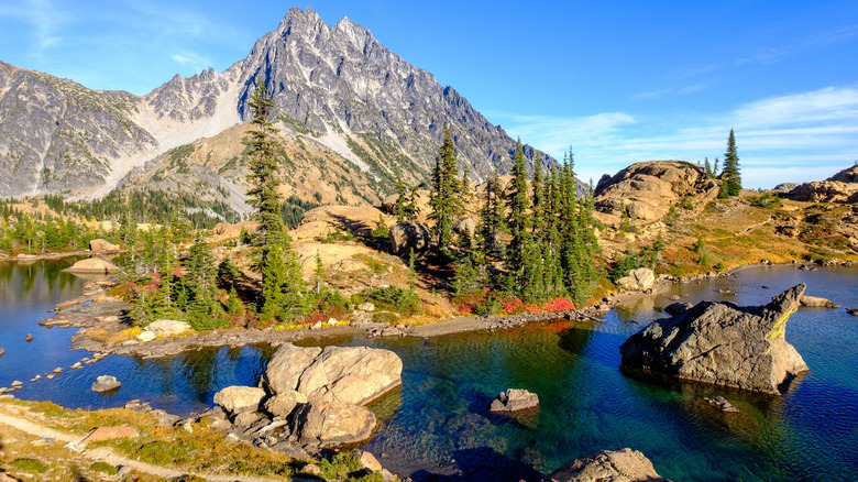 Scenic Hikes and Stunning Views at Washington Lake