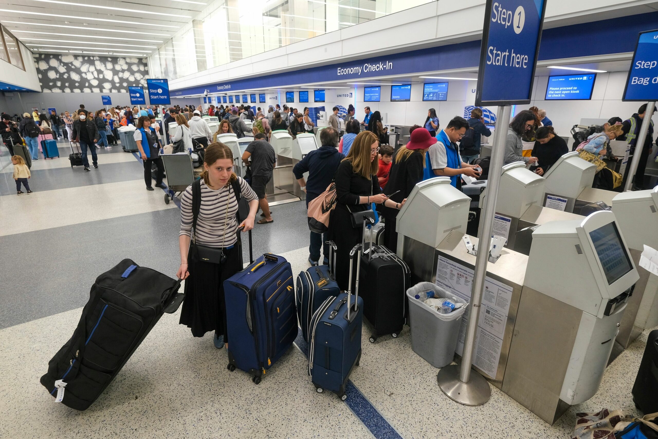 United Airlines CEO: Travelers to Pay for Lost Profits from Iran Conflict