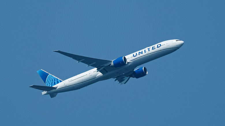 Stop Blasting Music From Your Phones, American Airlines Says