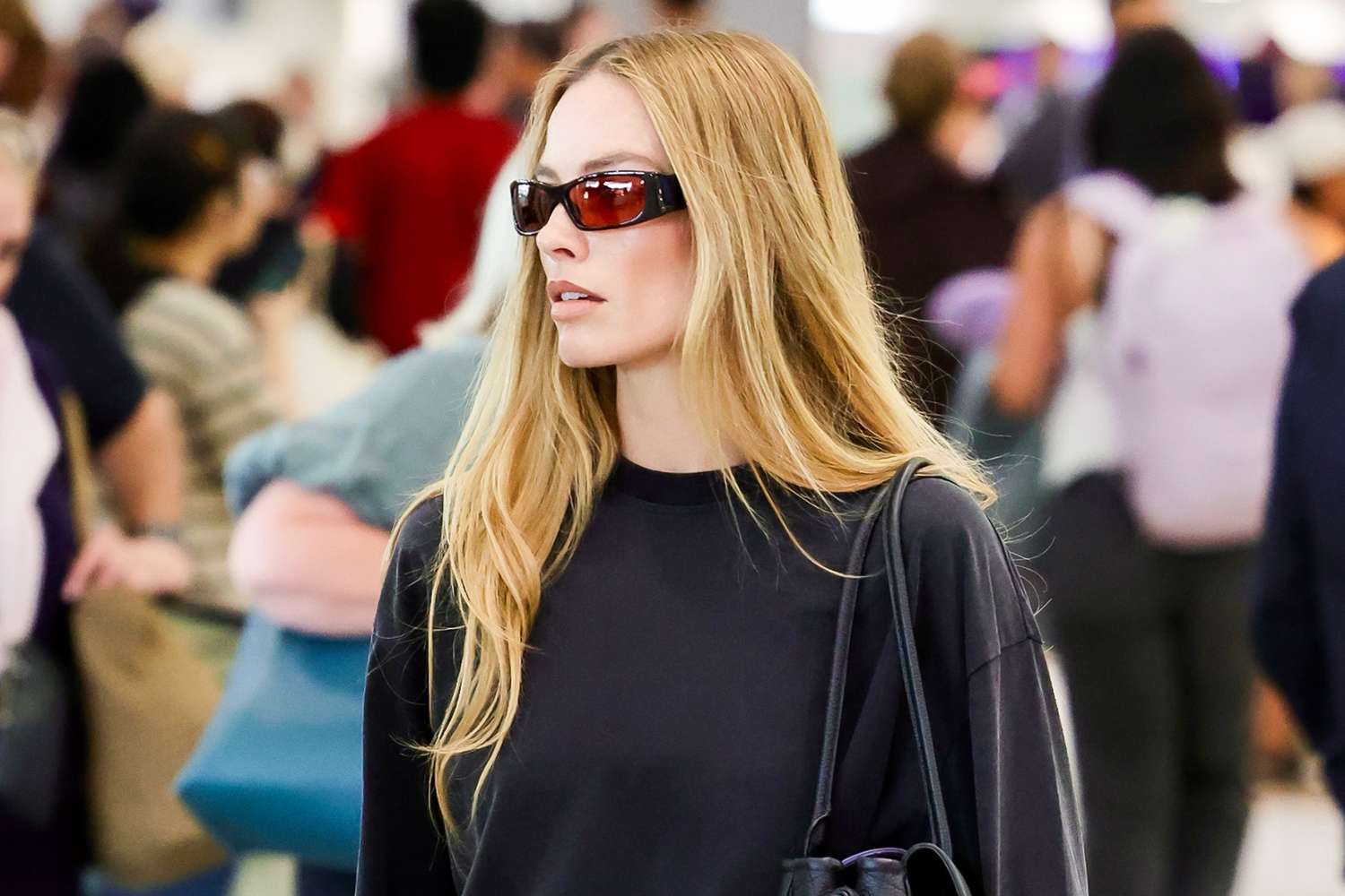 Margot Robbie’s Bermuda Shorts Are Unstoppable — Travel-Ready Magic