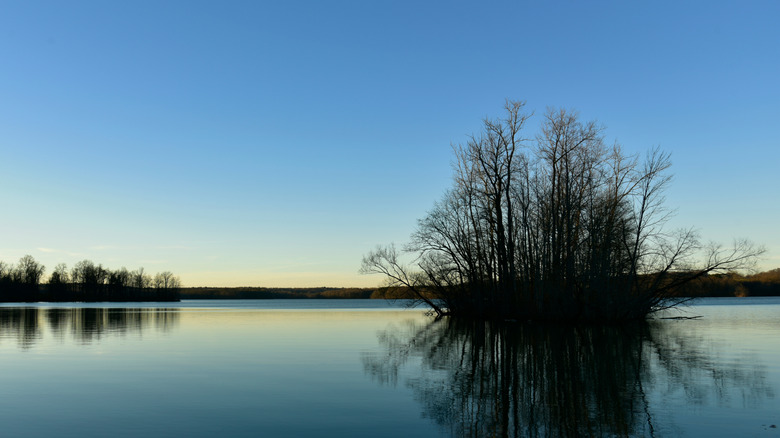 Ohio’s peaceful lake between Cleveland and Columbus for fishing, camping, and hiking